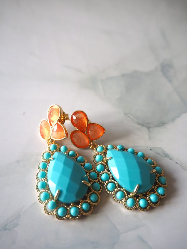 Leuke vrolijke oorbellen van brass stekers met kattenoog en turquoise in oranje en turquoise tinten.