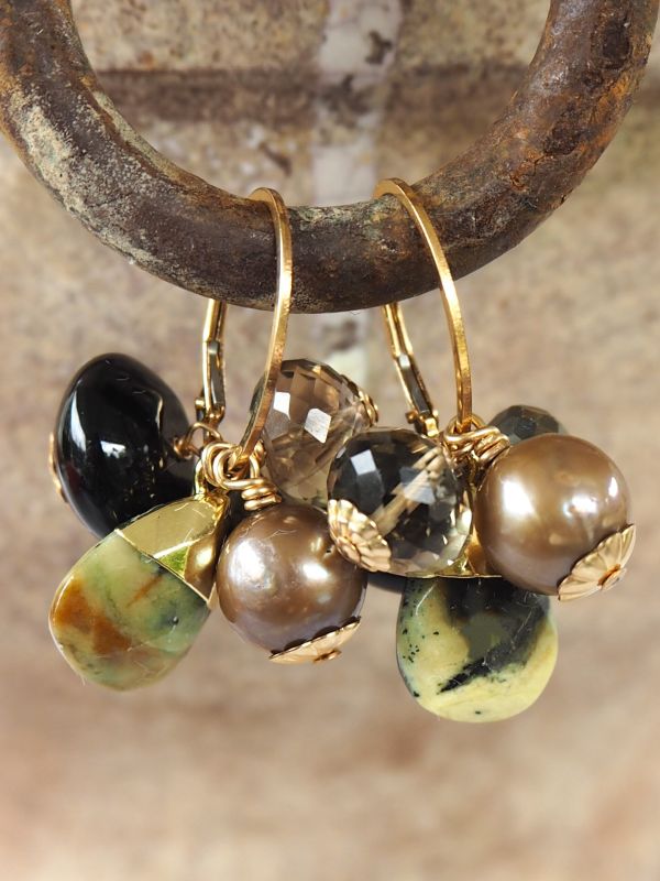 Goldfilled hangertje met bedels van pyriet, onyx, parel, rookkwarts en agaat